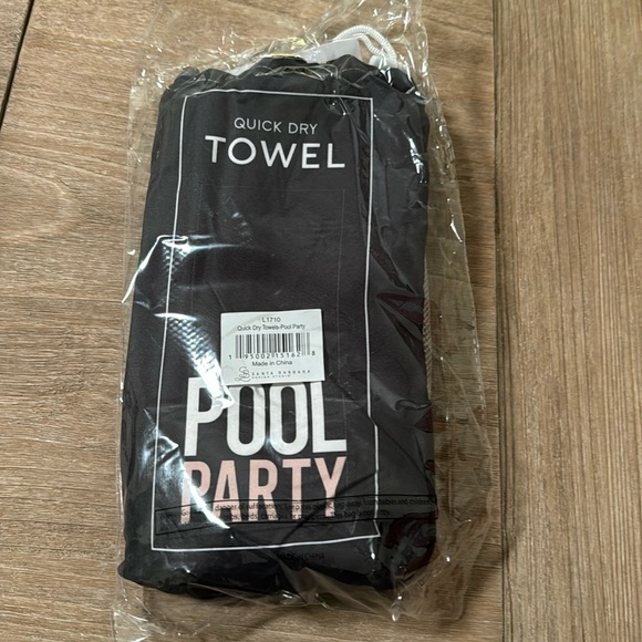 Pool Party ultra thin quick dry towel NWT Santa Barbara design studio - Picture 2 of 6